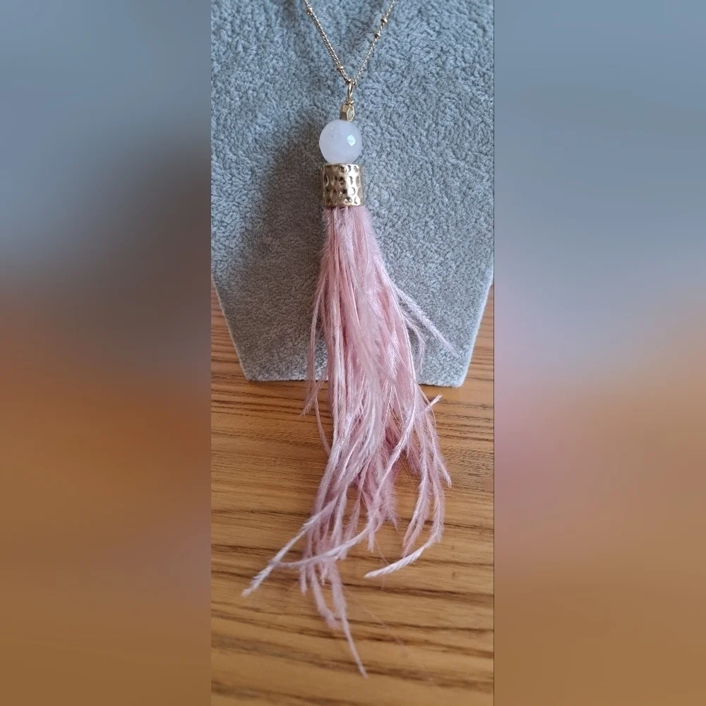 EUC Swarovski Crystal & Pink Ostrich Feather Boho Gold Tone Necklace Jewelry